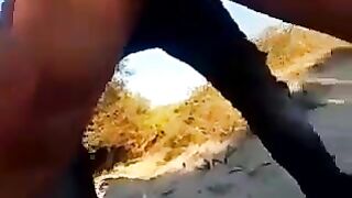 Il cornuto offre la sua donna ai singoli nudisti