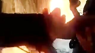 Il cornuto offre la sua donna ai singoli nudisti