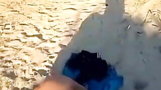 Il cornuto offre la sua donna ai singoli nudisti