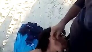 Il cornuto offre la sua donna ai singoli nudisti