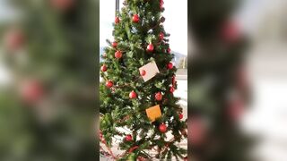 Anteprima del video: Tettona napoletana manda a tutti gli auguri di buone feste