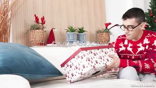 Anteprima del video: Scopata di natale per la zoccola insaziabile di cazzi