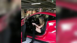 Escort italiana si fa filmare dal cliente mentre in lingerie sale in ferrari