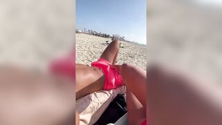 Milf zoccola fa una sega col piede al suo tipo