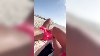 Milf zoccola fa una sega col piede al suo tipo