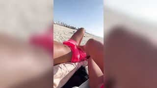 Milf zoccola fa una sega col piede al suo tipo