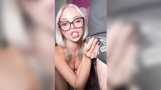 Bionda zoccola gioca con i boxer di lui