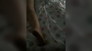 Stesa sul letto aspetta ...