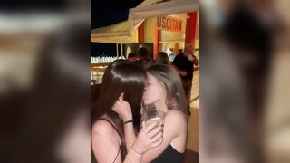 Becco due troie lesbiche che stanno limonando al Twinga