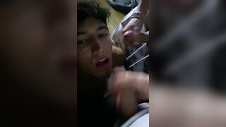 Andrea di Pesaro succhia 2 cazzi e beve la loro sborra  tg andreapesaro0