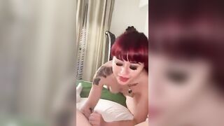 Giovani troie si leccano la patata rasata a vicenda