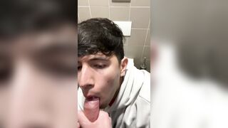 Andrea di Pesaro ama succhiare cazzi XL e bere sborra tg andreapesaro0