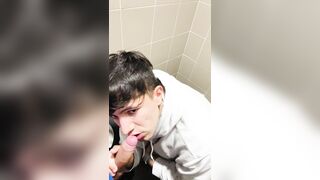 Andrea di Pesaro ama succhiare cazzi XL e bere sborra tg andreapesaro0