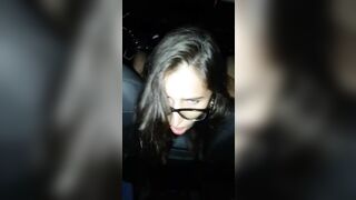 Fidaznata davvero sexy con gli occhiali scopata nel mini van