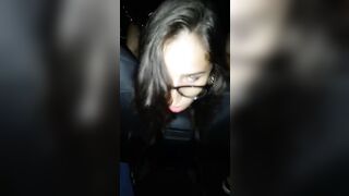 Fidaznata davvero sexy con gli occhiali scopata nel mini van