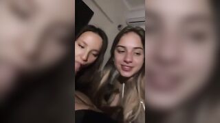 Due troie amiche si spartiscono il cazzo dell’amico a colpi di gola profonda