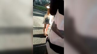 Zoccola esibizionista gira nuda per la città con la figa al vento