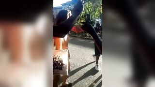 Zoccola esibizionista gira nuda per la città con la figa al vento