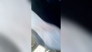 Zoccola esibizionista gira nuda per la città con la figa al vento