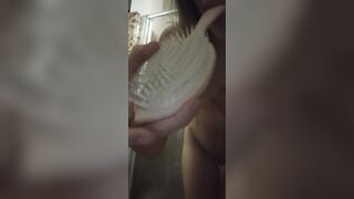 Mi rompo la figa prima di entrare sotto la doccia