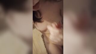 Anteprima del video: Ragazza italiana si sbraga la figa con le dita da porca