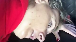 Marito si fa fare un pompino mentre guida: accosta e la sbatte nel culo