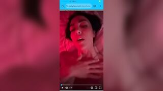 Anteprima del video: Italiana con tette enormi si masturba fino a venire forte