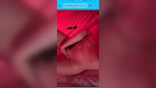 Italiana con tette enormi si masturba fino a venire forte