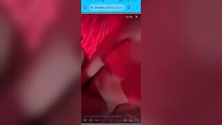 Italiana con tette enormi si masturba fino a venire forte