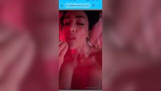 Italiana con tette enormi si masturba fino a venire forte