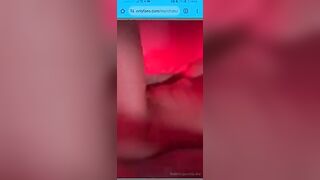 Italiana con tette enormi si masturba fino a venire forte