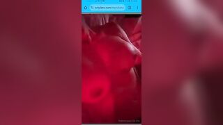 Italiana con tette enormi si masturba fino a venire forte