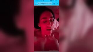 Italiana con tette enormi si masturba fino a venire forte