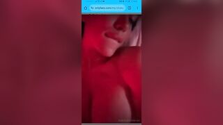 Italiana con tette enormi si masturba fino a venire forte