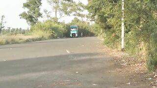 Moglie prosperosa fa sega a camionista grasso col marito che guarda