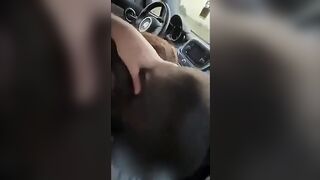 Amica universitaria arrapata in auto: gli stringe il cazzo per scoparselo