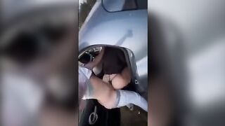 Amica universitaria arrapata in auto: gli stringe il cazzo per scoparselo