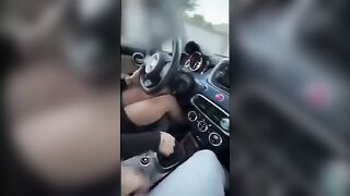 Amica universitaria arrapata in auto: gli stringe il cazzo per scoparselo