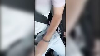 Amica universitaria arrapata in auto: gli stringe il cazzo per scoparselo