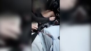 Amica universitaria arrapata in auto: gli stringe il cazzo per scoparselo