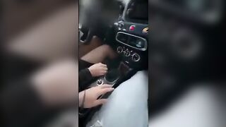 Amica universitaria arrapata in auto: gli stringe il cazzo per scoparselo