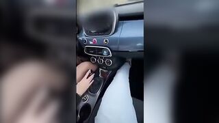 Amica universitaria arrapata in auto: gli stringe il cazzo per scoparselo