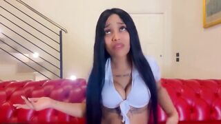 JOI made in Italy – mora latina si sfrega con una fetta di pizza