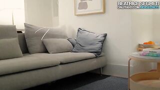 Ricciolina in collant neri: JOI italiano super sporco e diretto