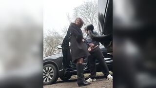 Coppia di porci esibizionisti si scopa selvaggiamente fuori dall’auto in live