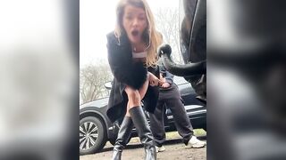 Coppia di porci esibizionisti si scopa selvaggiamente fuori dall’auto in live