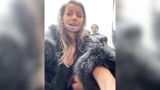 Coppia di porci esibizionisti si scopa selvaggiamente fuori dall’auto in live