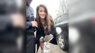 Coppia di porci esibizionisti si scopa selvaggiamente fuori dall’auto in live