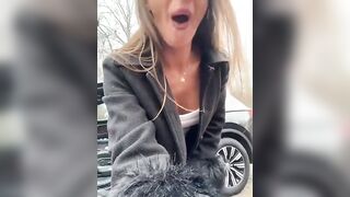 Coppia di porci esibizionisti si scopa selvaggiamente fuori dall’auto in live