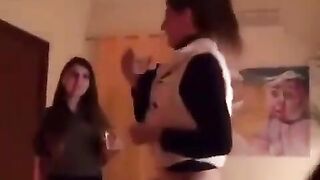 Si fa segare con mani e piedi dalle amiche in bagno, footjob multiplo da urlo